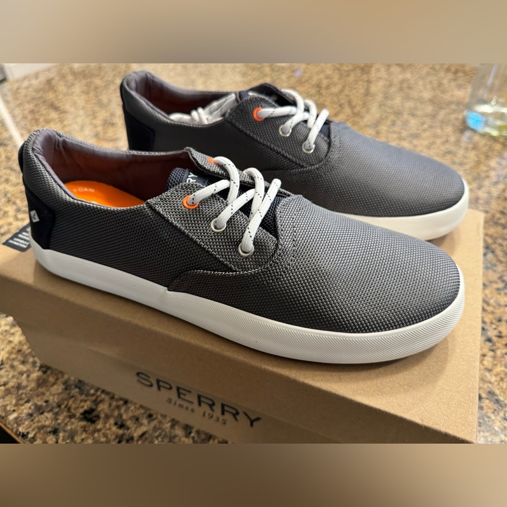 Sperry Bodie Sneakers / Dress Shoes NWT big boy size 5